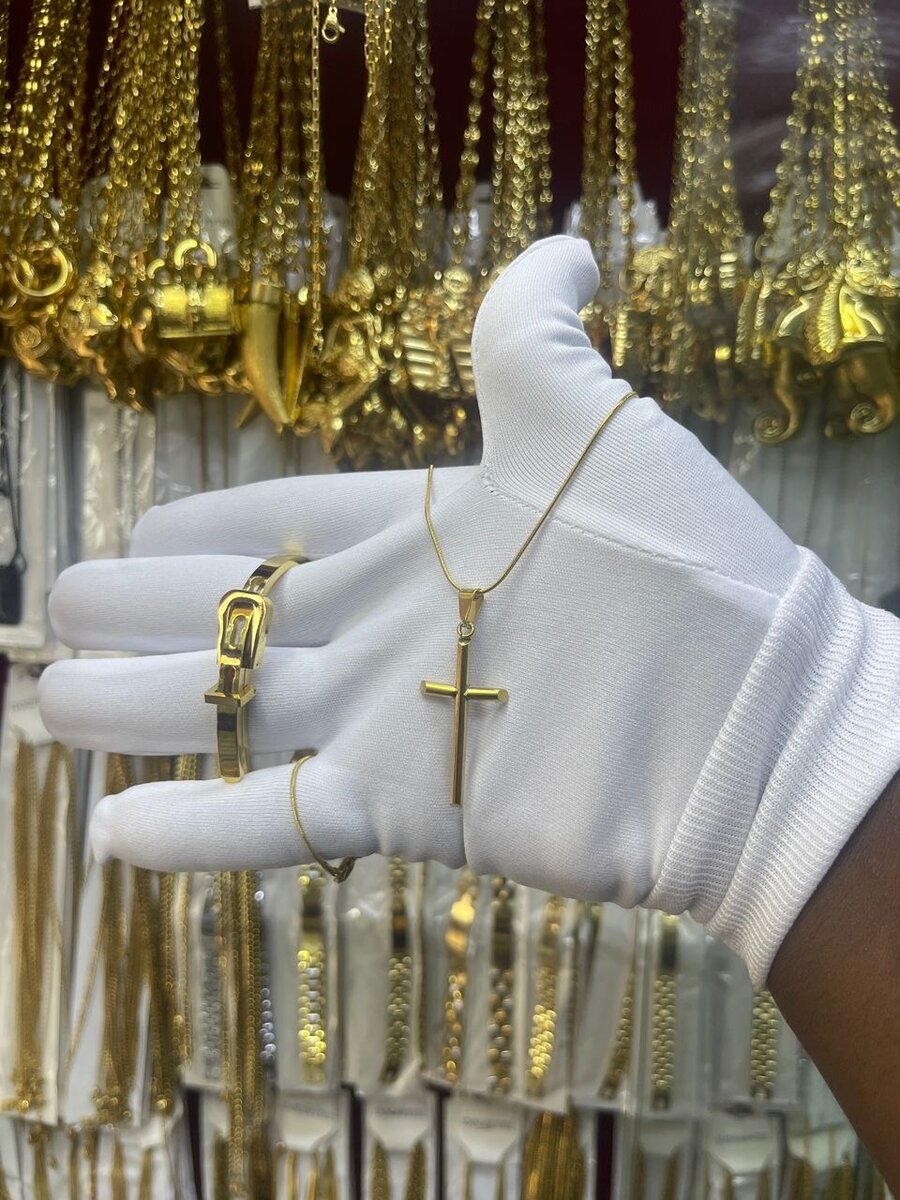 Collier en or avec croix élégante