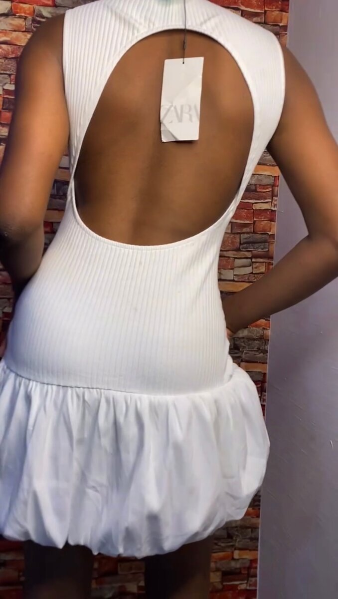 Robe blanche sans manches élégante