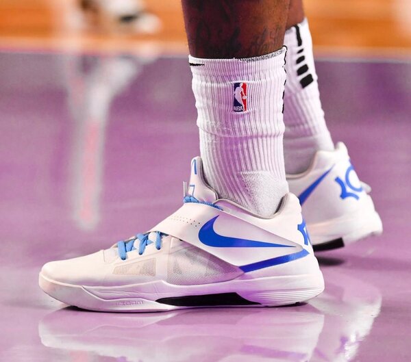 Baskets blanches et bleues sport