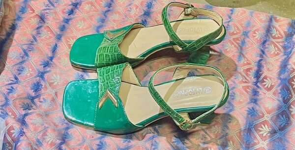 Sandales à talon vert élégant