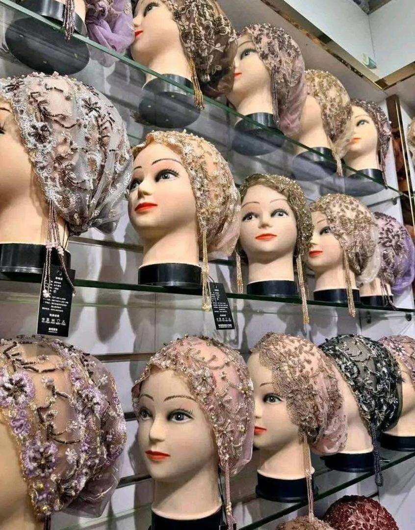 Chapeau et foulard perlé