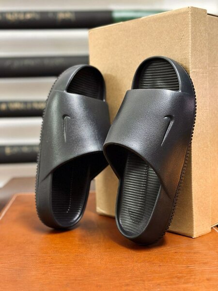 Claquettes noires confortables