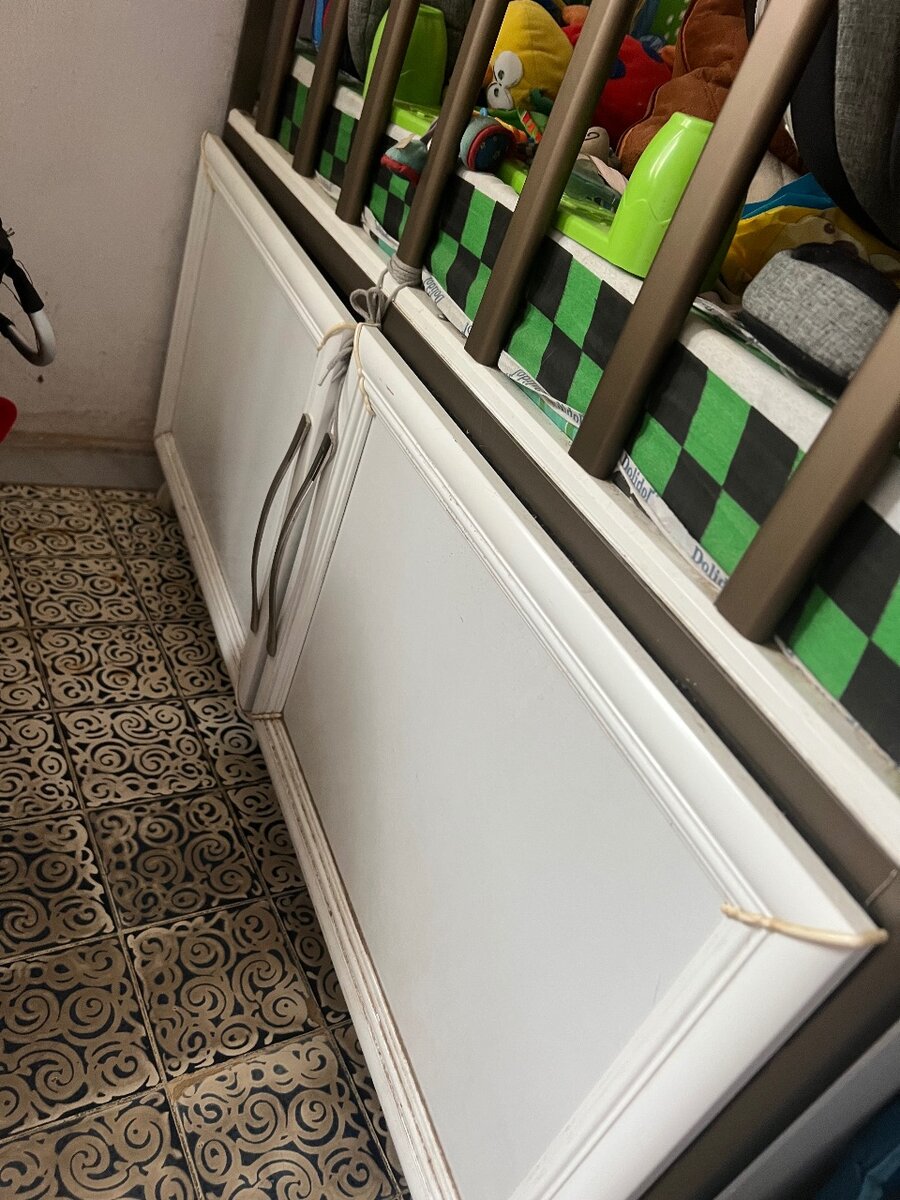 Lit de bébé avec rangement