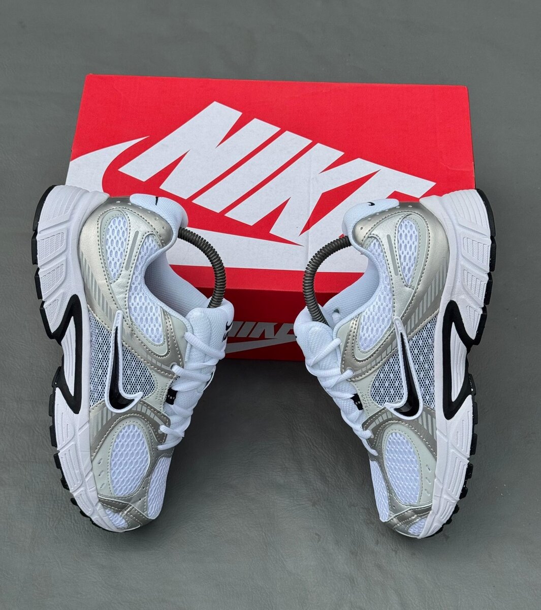 Nike Sneakers Blanc et Argent