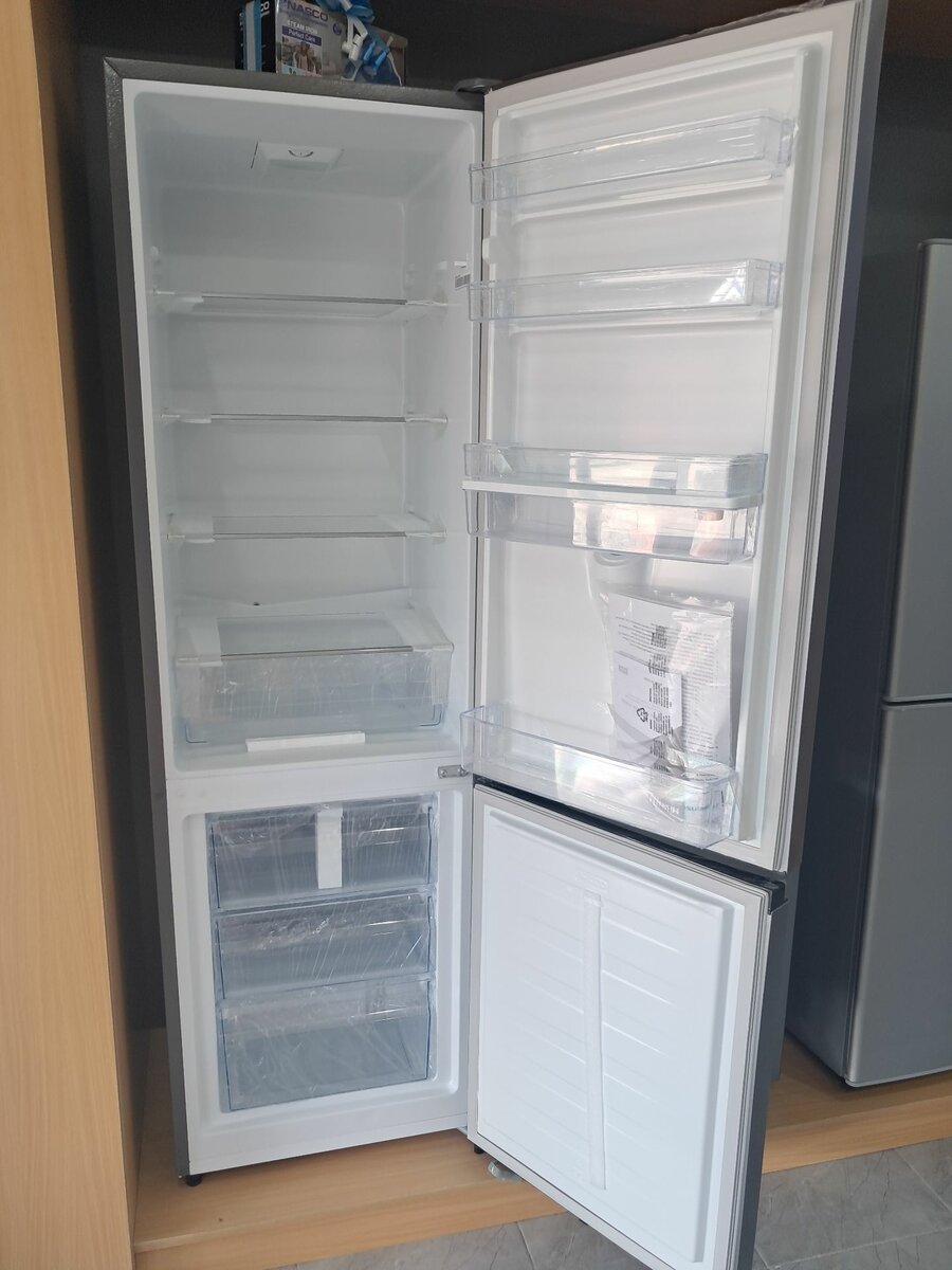 Hisense 264 litre fridge with Dispenser bottom freezer
