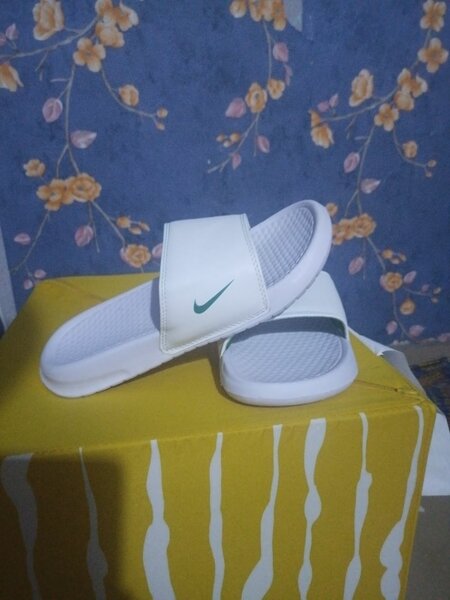Claquettes confortables blanches