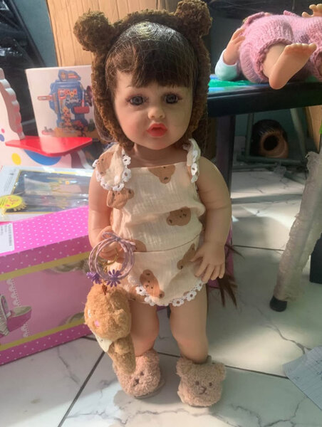 Poupée réaliste en vinyle