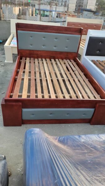 Lit double en bois moderne