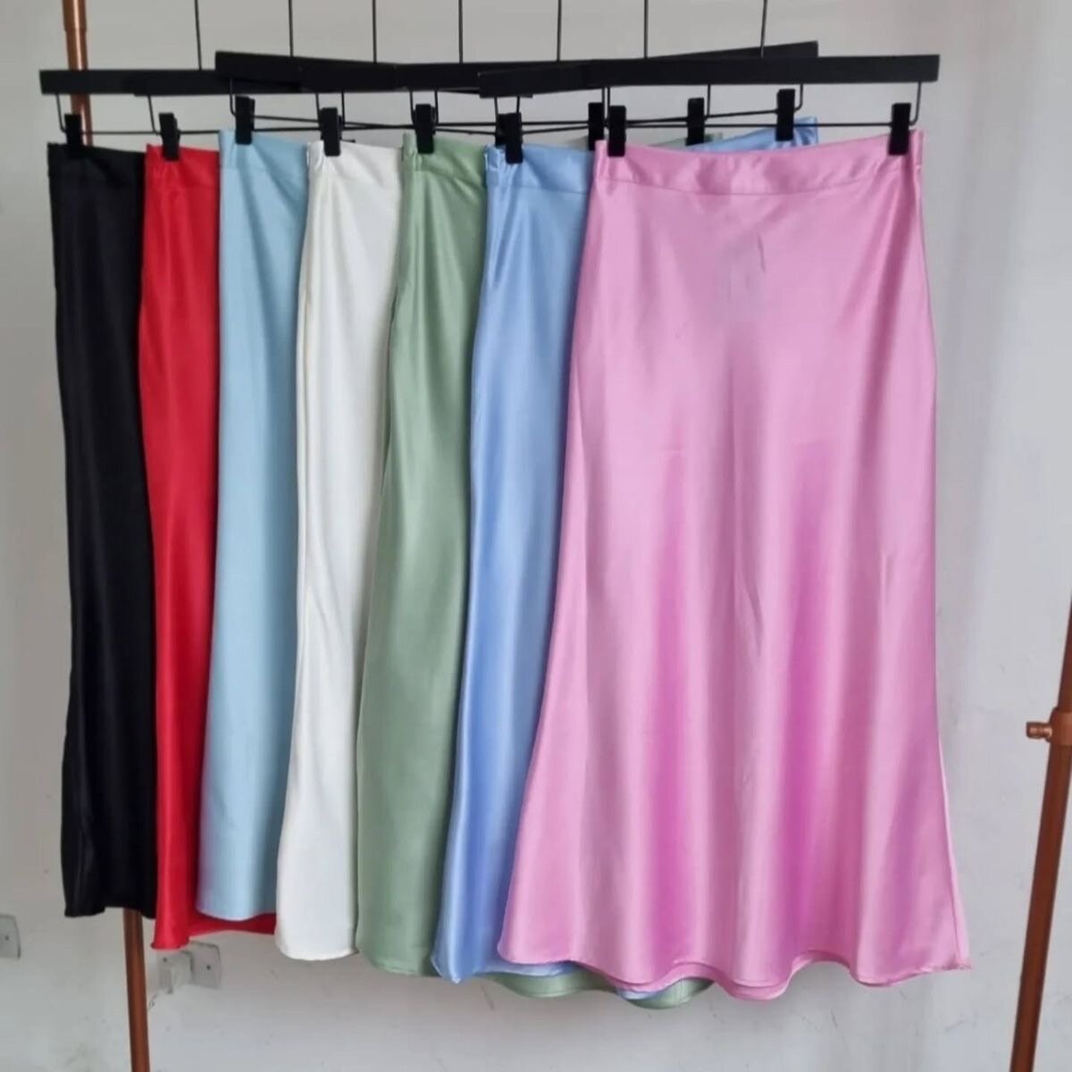 Jupe midi en satin élégante