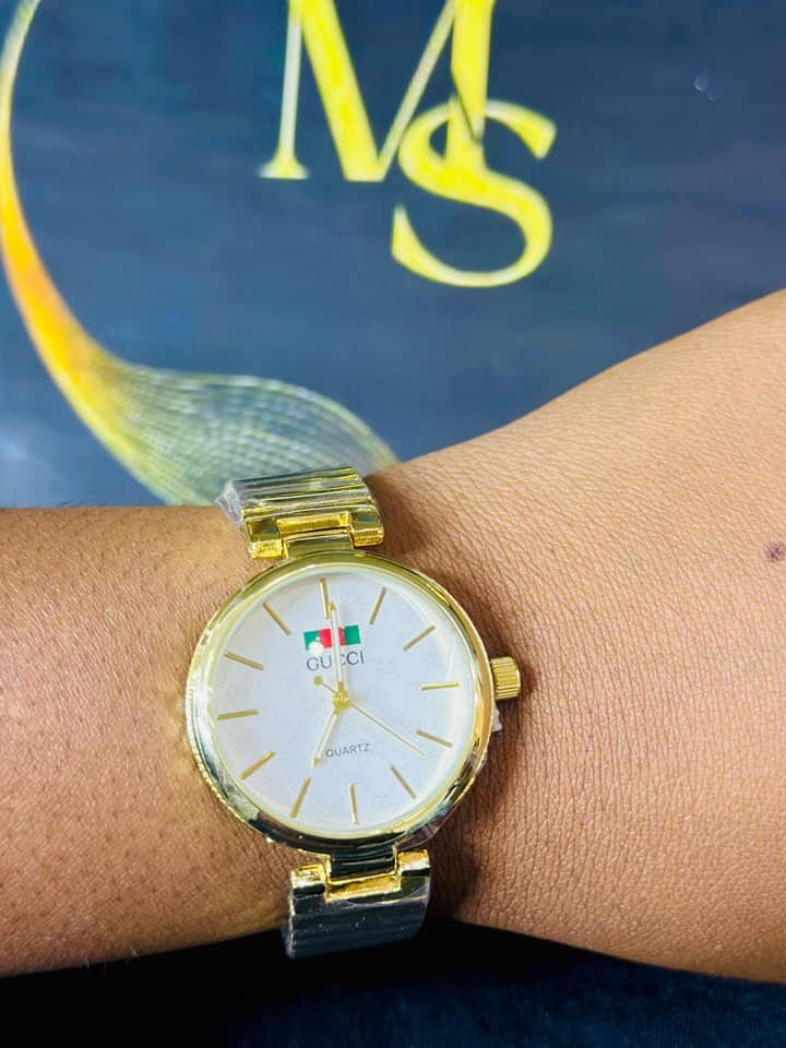 Women's wristwatch with metal bracelet