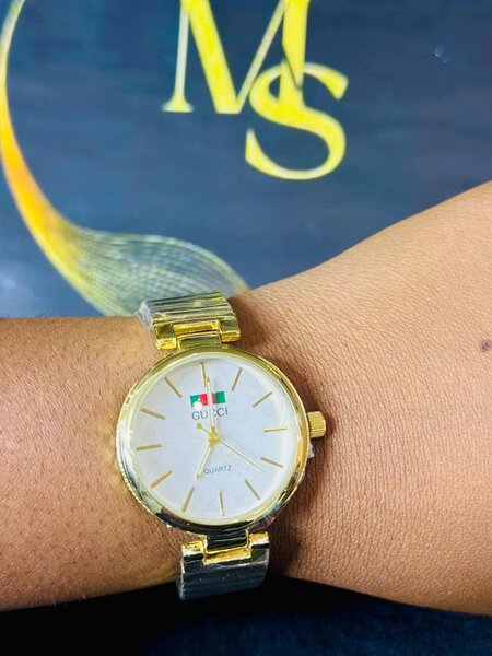 Women's wristwatch with metal bracelet