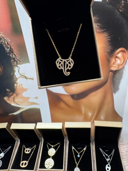 Collier pendentif élégant en or