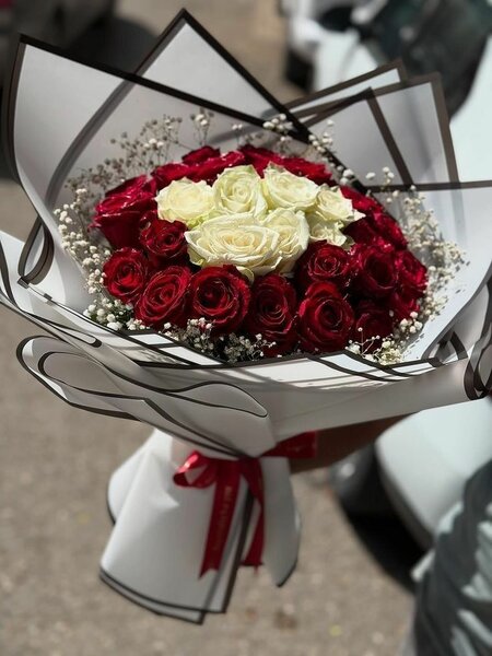 Bouquet roses rouges et blanches
