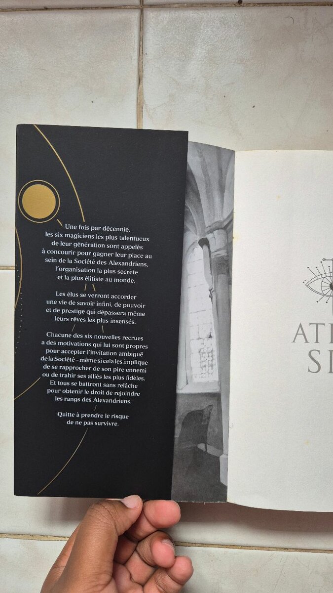 "Atlas Six" - Roman Captivant