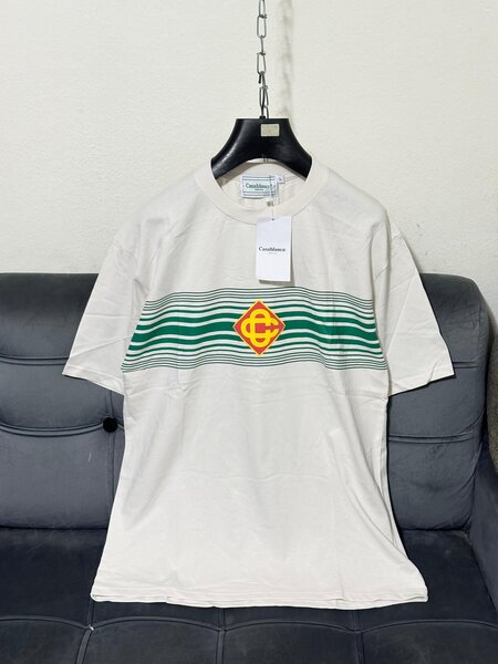 T-shirt blanc à motif stylisé