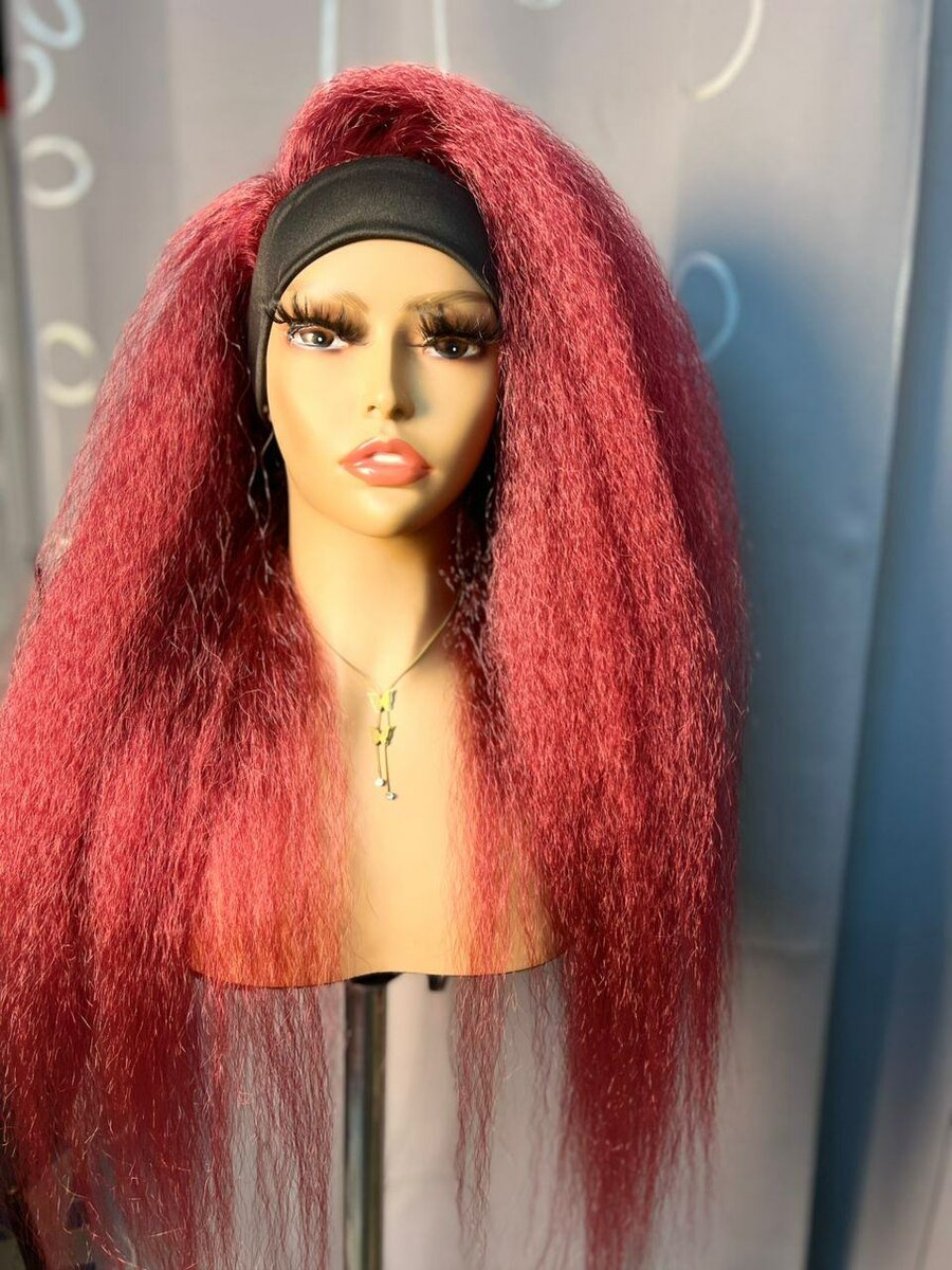 Perruque longue bordeaux volumineuse