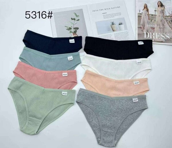 Culottes en dentelle couleur assortie