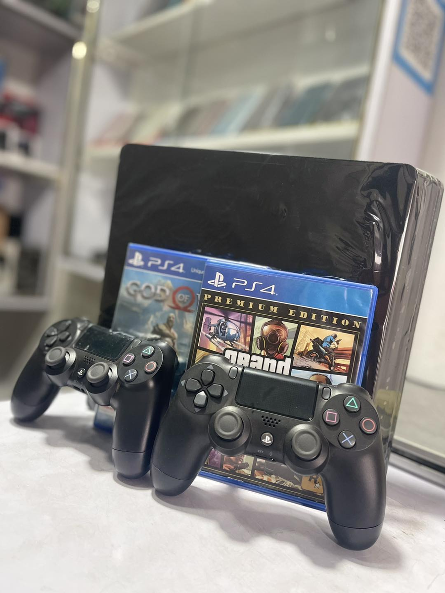 Superbe Ps4 Slim 2 manettes inclus avec 2 cd.