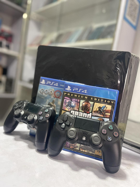 Superbe Ps4 Slim 2 manettes inclus avec 2 cd.