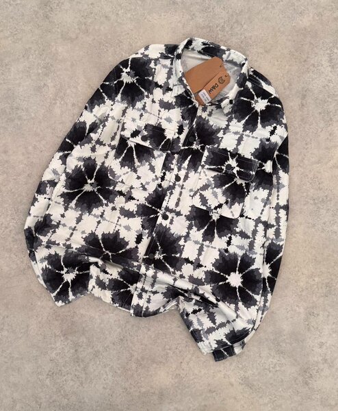 Chemise à motifs noirs et blancs