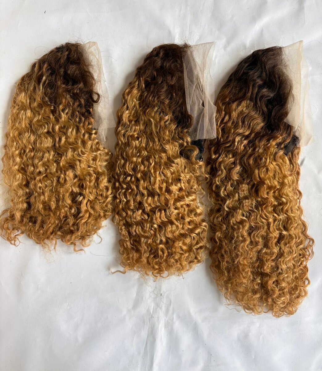 Perruque en dentelle bouclée