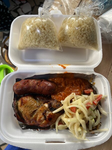 Attieké + poulet + saucisson