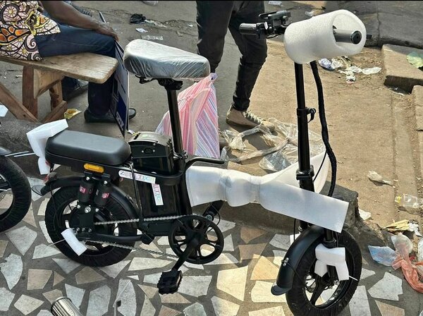 Vélo électrique pliant compact