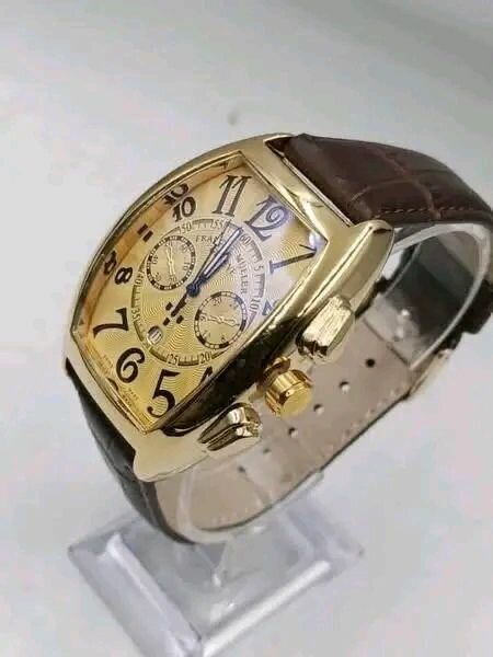 Montre élégante en or avec bracelet en cuir