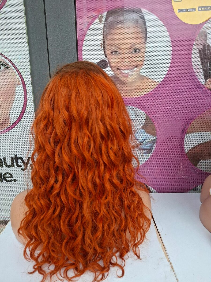 Wig en dentelle rousse ondulée
