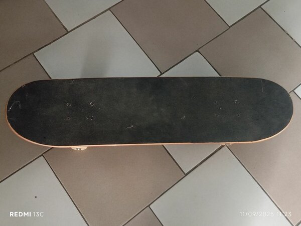 Skateboard Classique Design Crâne