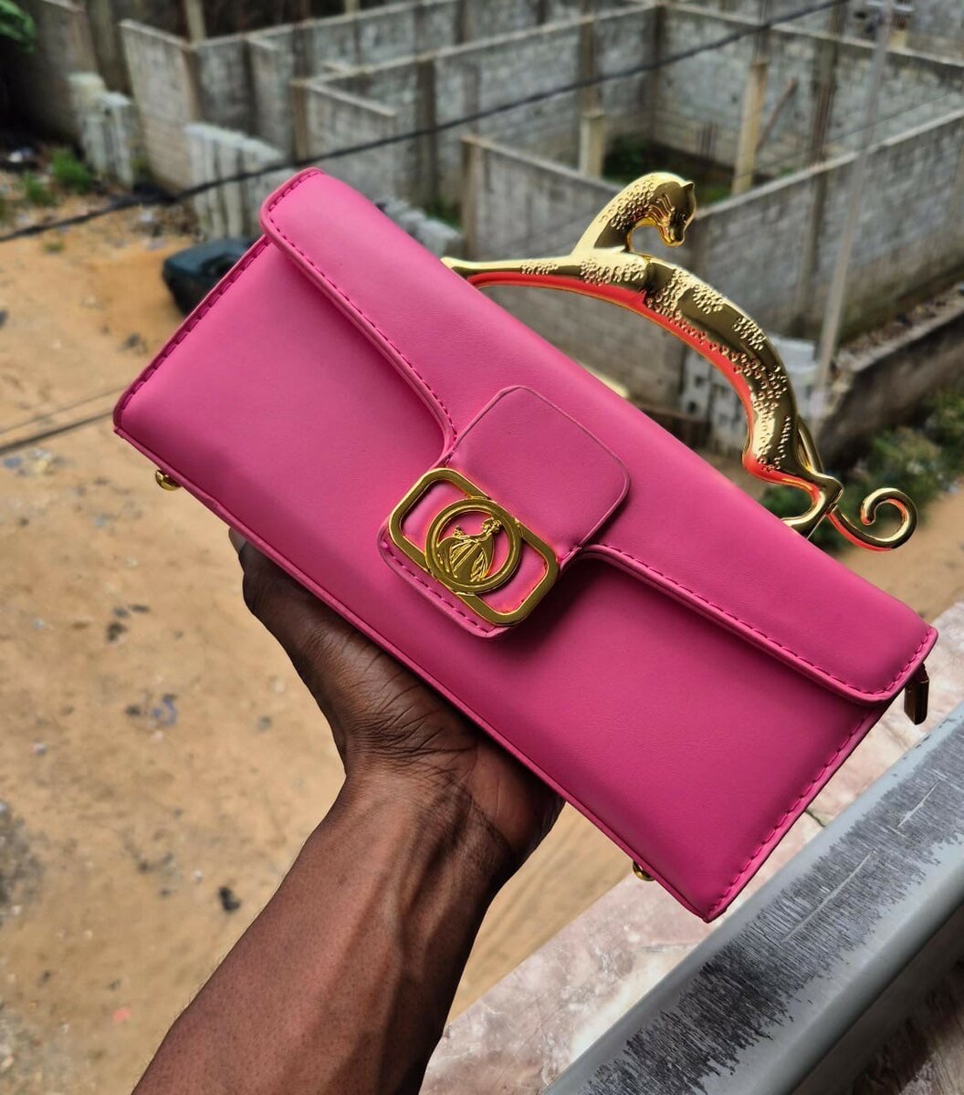 Sac à main avec poignée dorée tendance