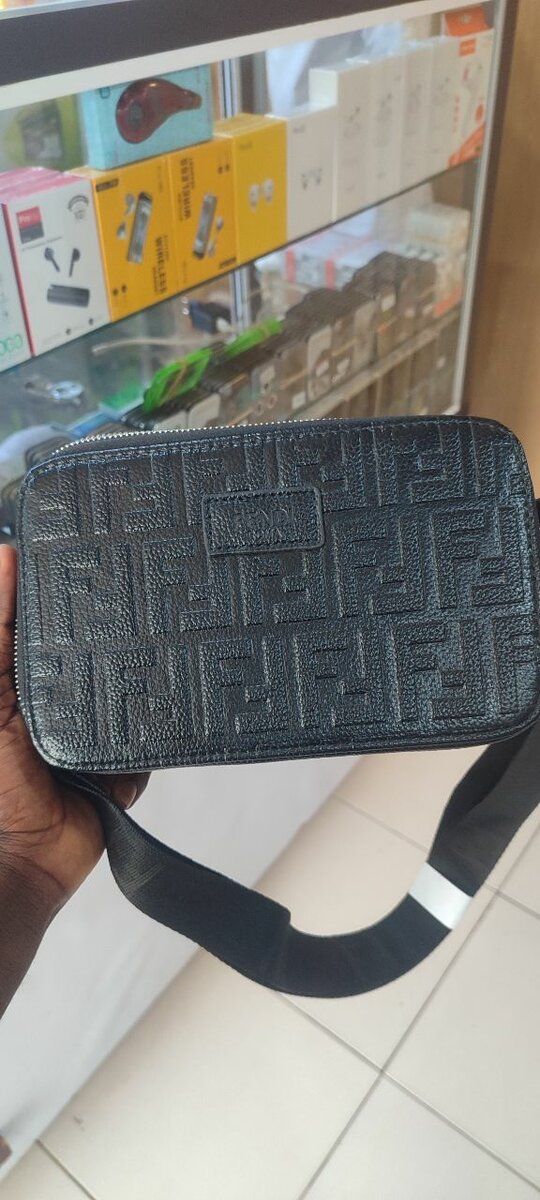 Sacoche homme en cuir texturé