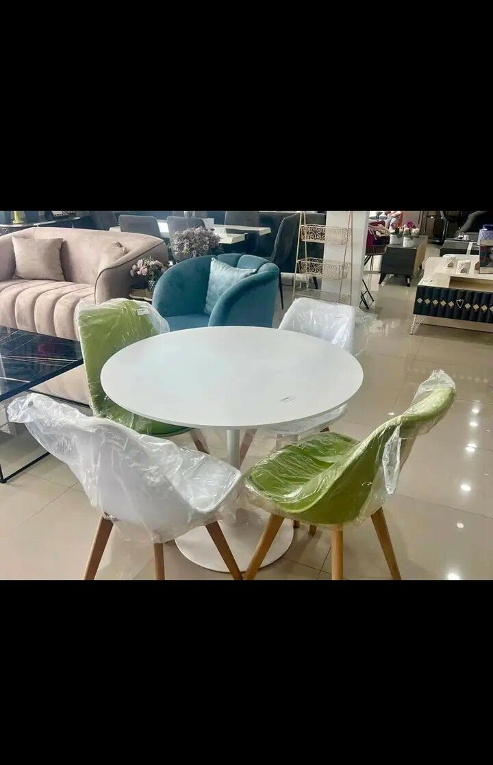 Ensemble de Table et Chaises Modernes