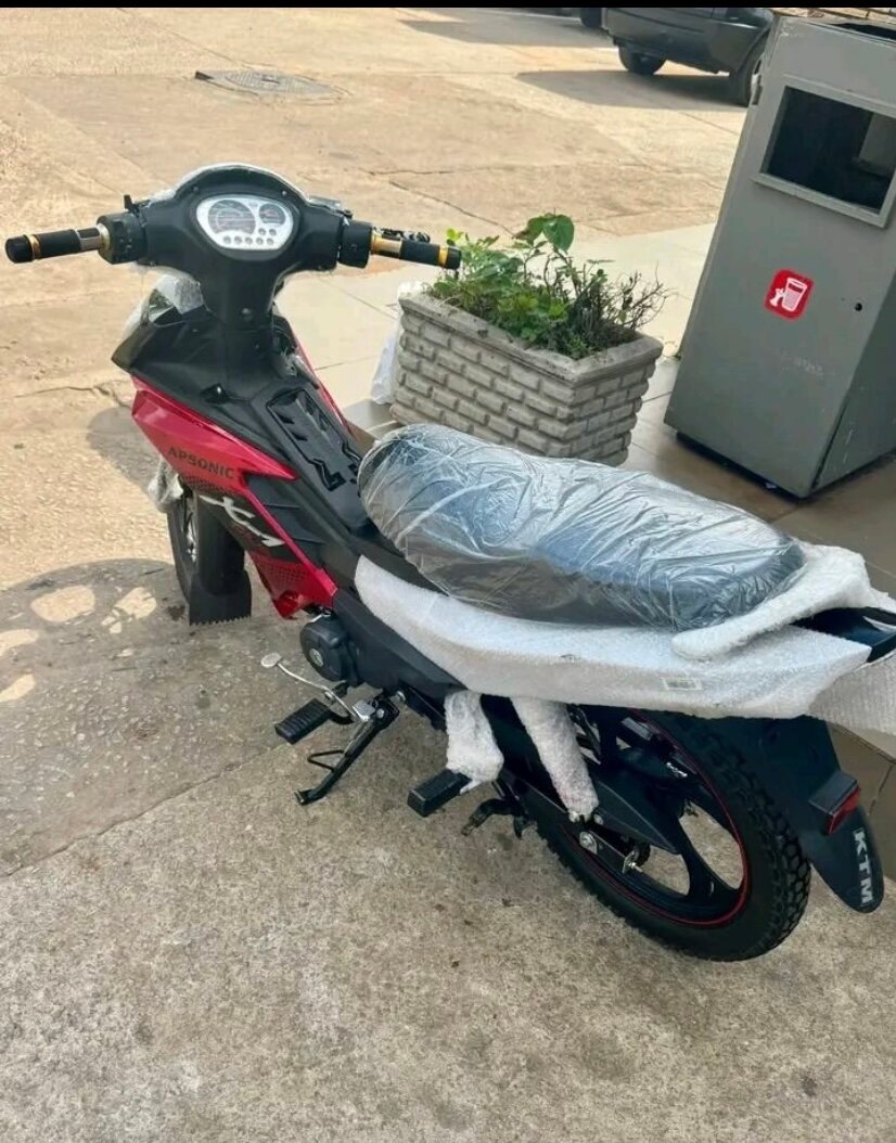 Moto électrique rouge élégante