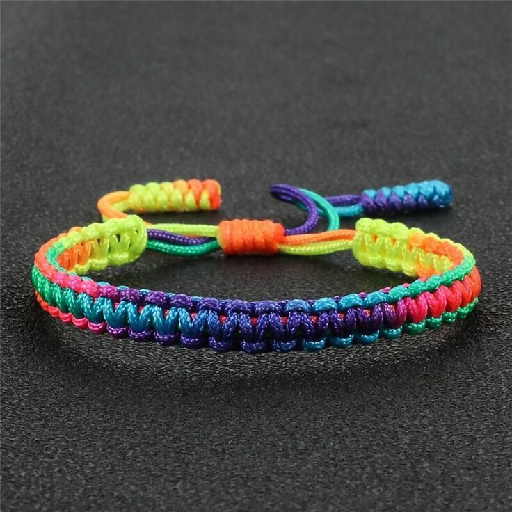 Bracelet en macramé coloré