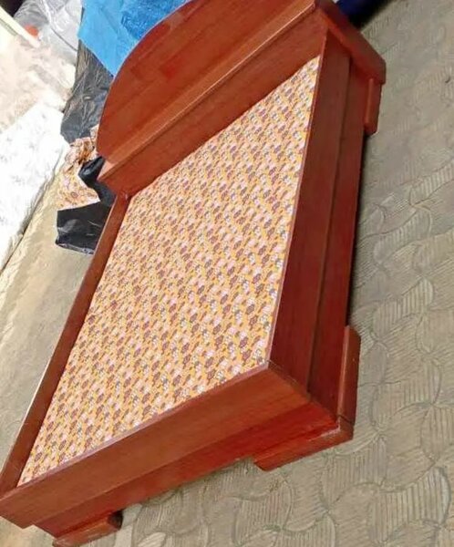 Lit en bois avec matelas