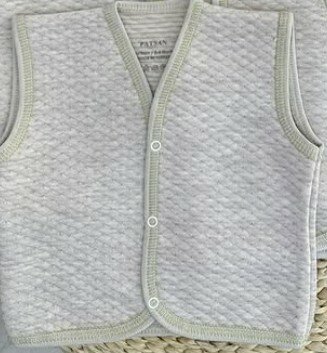 Весенняя жилетка серая