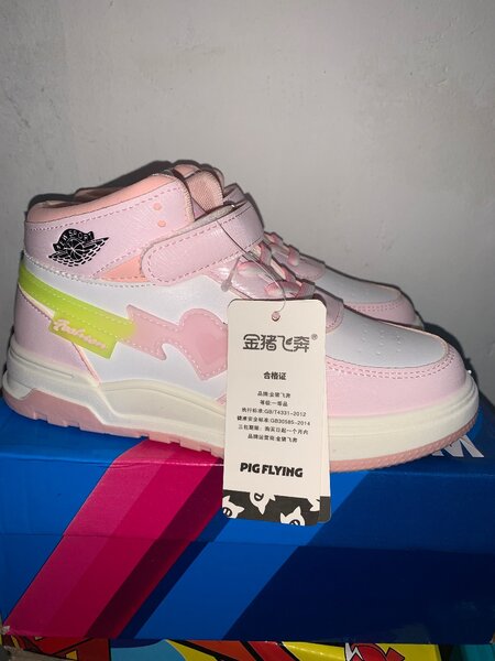 Kids sneakers (sports)