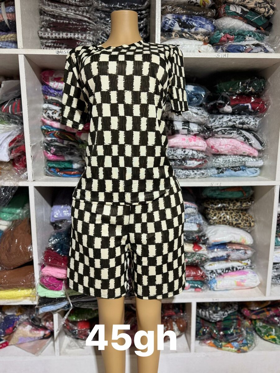 t-shirt à carreaux et short