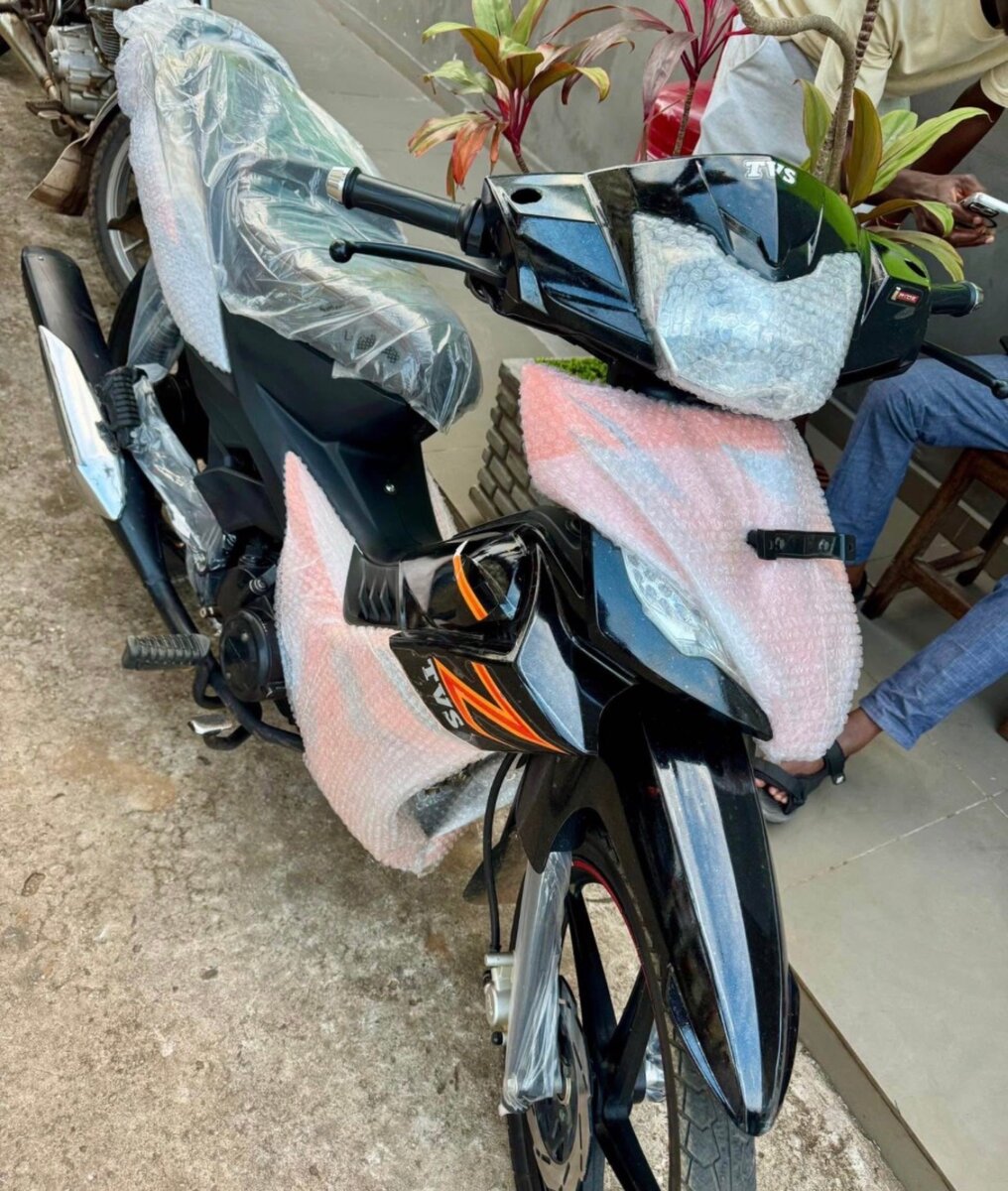 Nouvelle moto TVS noir brillant