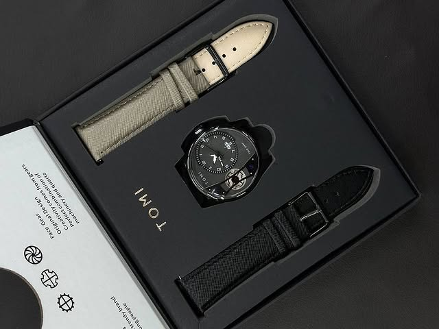 Стильные часы TOMI