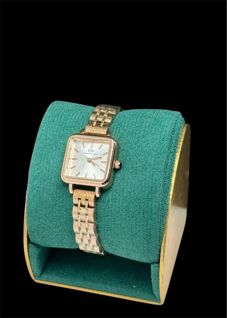 Montre élégante dorée DW