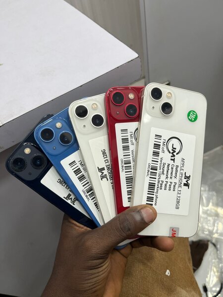 iPhone 13 en plusieurs couleurs