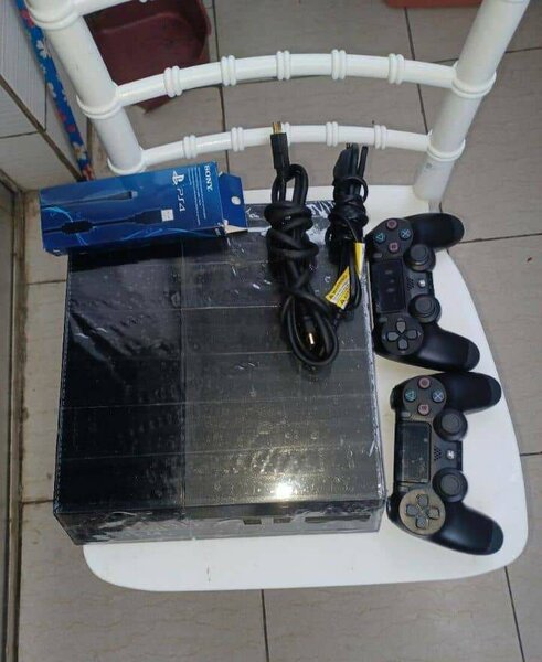 PS4 avec deux manettes