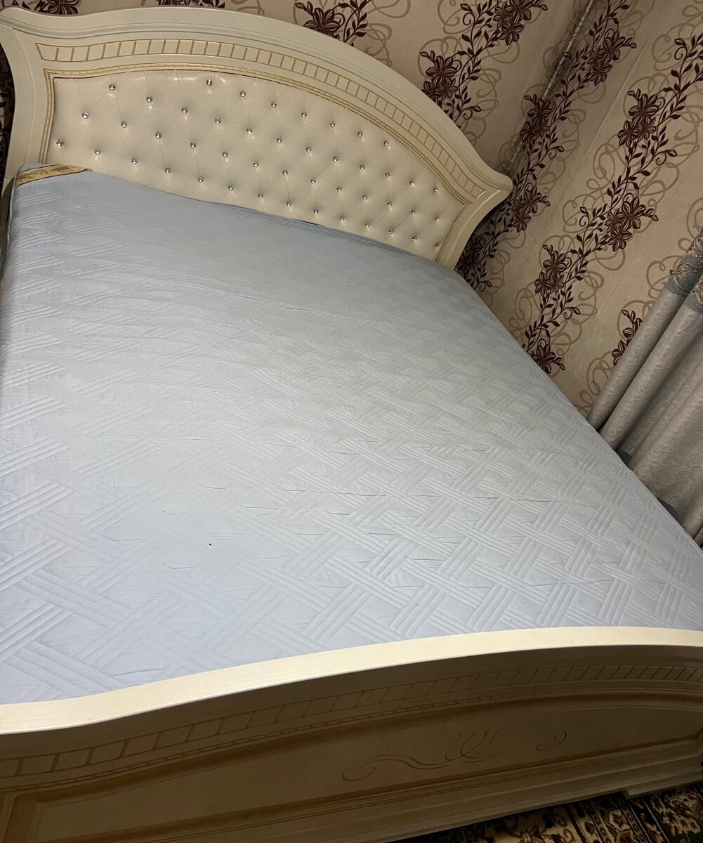 Двуспальная кровать с матрасом