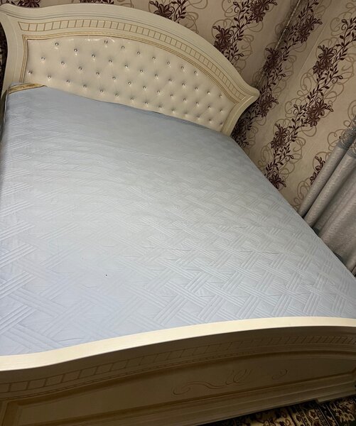 Двуспальная кровать с матрасом