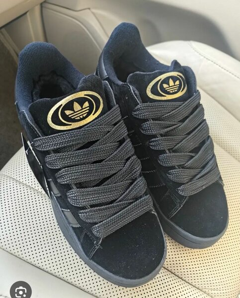 Baskets noires Adidas tendance