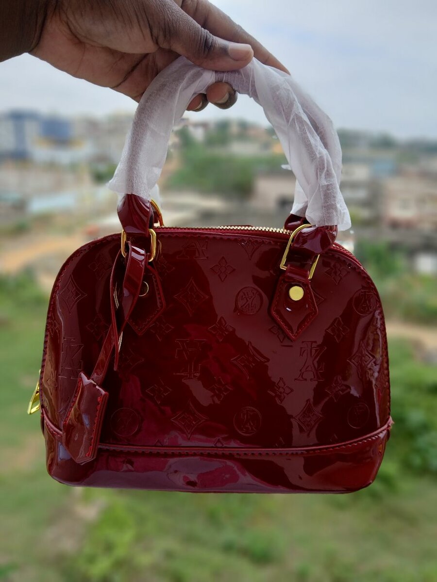 Sac à main verni élégant