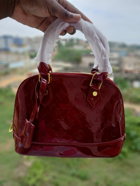 Sac à main verni élégant