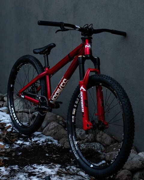 Vélo de montagne robuste rouge